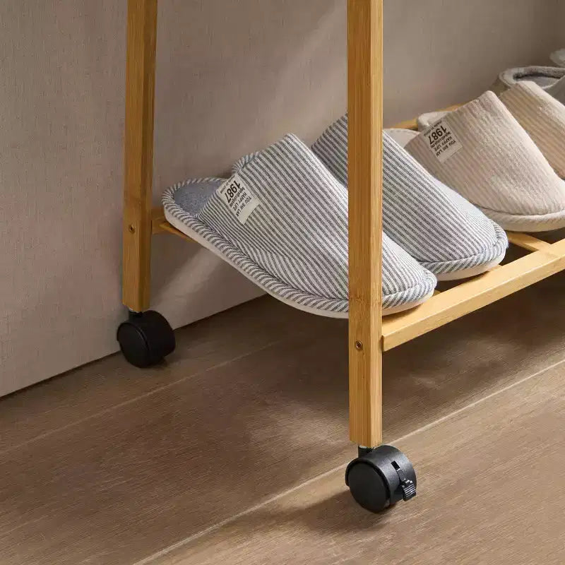 Appendiabiti autoportante VECELO, appendiabiti in bambù su ruote con 3 ripiani e stabilità a telaio ad A, organizer mobile per camera da letto e ingresso