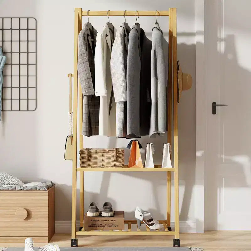 Appendiabiti autoportante VECELO, appendiabiti in bambù su ruote con 3 ripiani e stabilità a telaio ad A, organizer mobile per camera da letto e ingresso