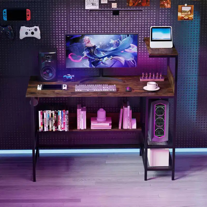 Scrivania per computer Costway 48 con prese di corrente, ripiani e gancio per cuffie per gaming, marrone rustico/bianco/rosa/nero