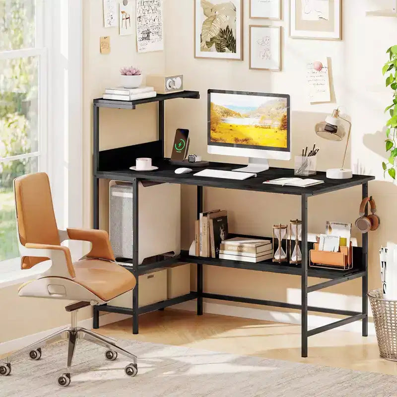 Scrivania per computer Costway 48 con prese di corrente, ripiani e gancio per cuffie per gaming, marrone rustico/bianco/rosa/nero