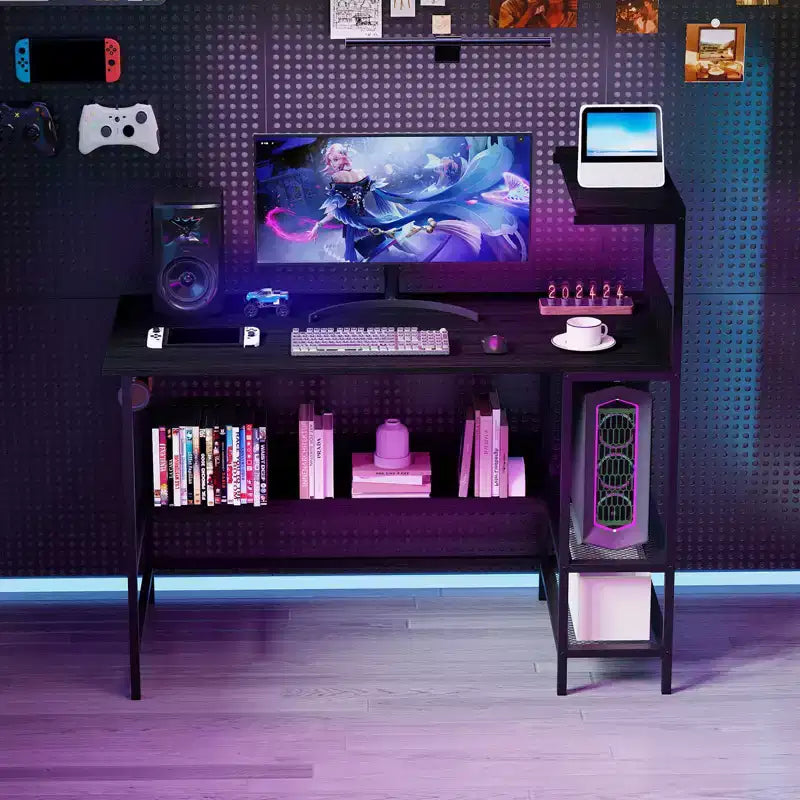 Scrivania per computer Costway 48 con prese di corrente, ripiani e gancio per cuffie per gaming, marrone rustico/bianco/rosa/nero
