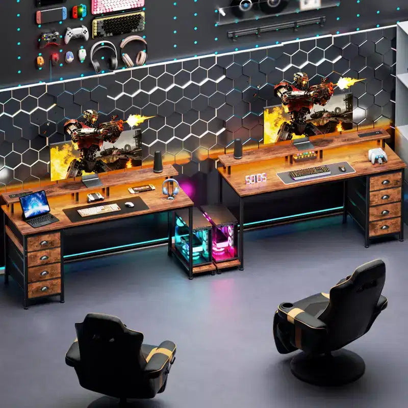 Scrivania per computer rustica marrone da 55 pollici con stazione di ricarica, scrivania da gaming reversibile, luci LED, 4 cassetti in tessuto, supporto per monitor, tavolo da scrittura per ufficio domestico