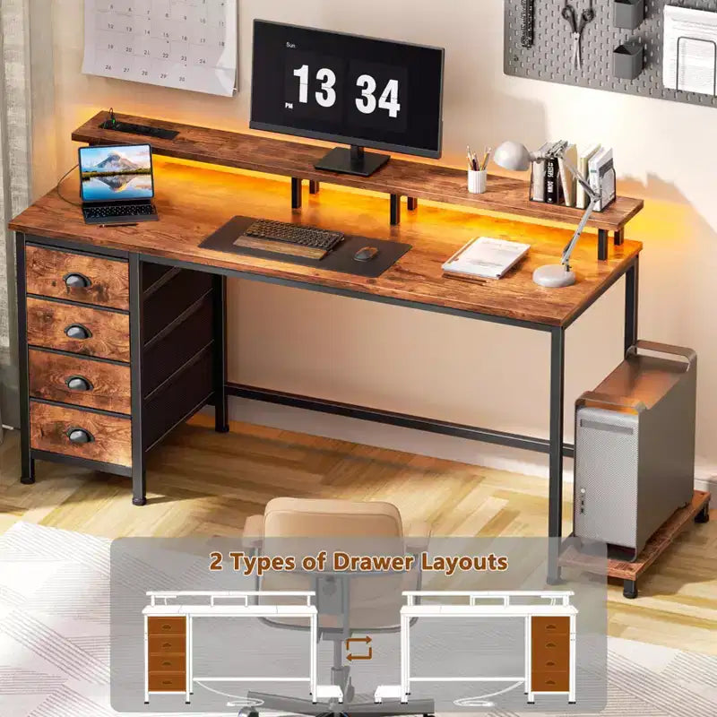 Scrivania per computer rustica marrone da 55 pollici con stazione di ricarica, scrivania da gaming reversibile, luci LED, 4 cassetti in tessuto, supporto per monitor, tavolo da scrittura per ufficio domestico