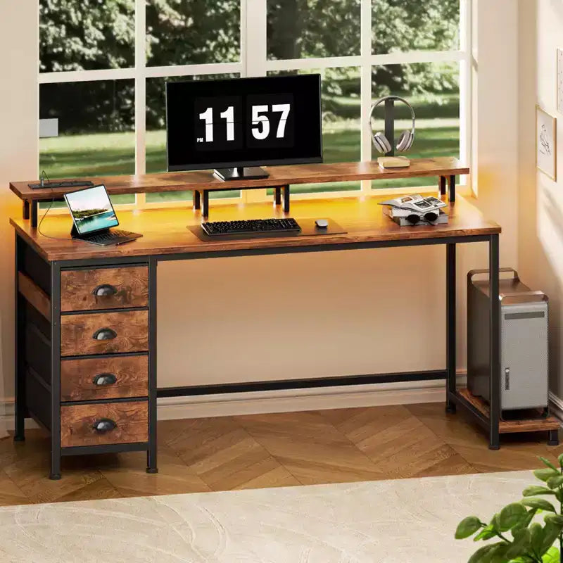 Scrivania per computer rustica marrone da 55 pollici con stazione di ricarica, scrivania da gaming reversibile, luci LED, 4 cassetti in tessuto, supporto per monitor, tavolo da scrittura per ufficio domestico
