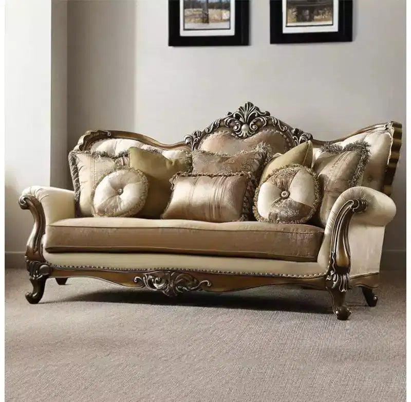 Divano in tessuto Latisha Acme Furniture 88", motivo colore Tortora/Quercia Antico: include 4 cuscini, finiture borchiate, struttura in legno