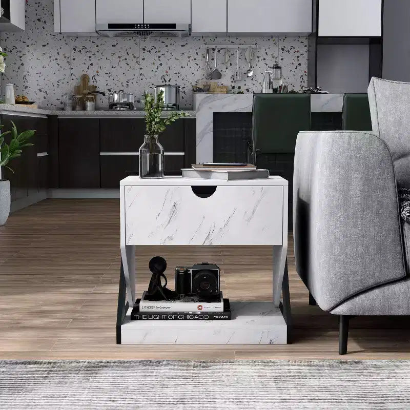 Comodino Galahad moderno in similmarmo bianco con cassetto - miBasics: Struttura in MDF, Ripiano a giorno, Finitura liscia, Capacità 22,6 kg
