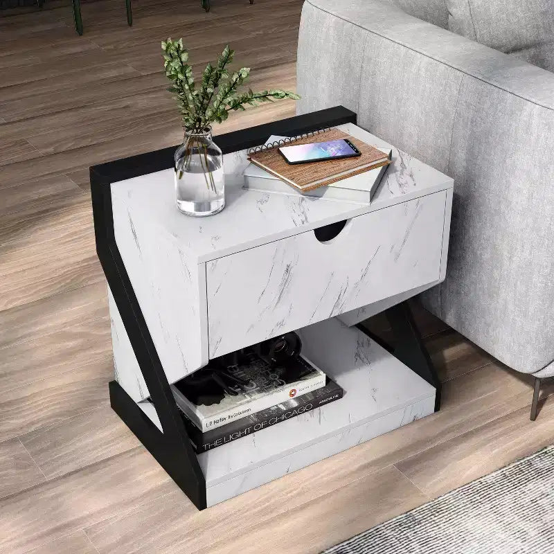 Comodino Galahad moderno in similmarmo bianco con cassetto - miBasics: Struttura in MDF, Ripiano a giorno, Finitura liscia, Capacità 22,6 kg