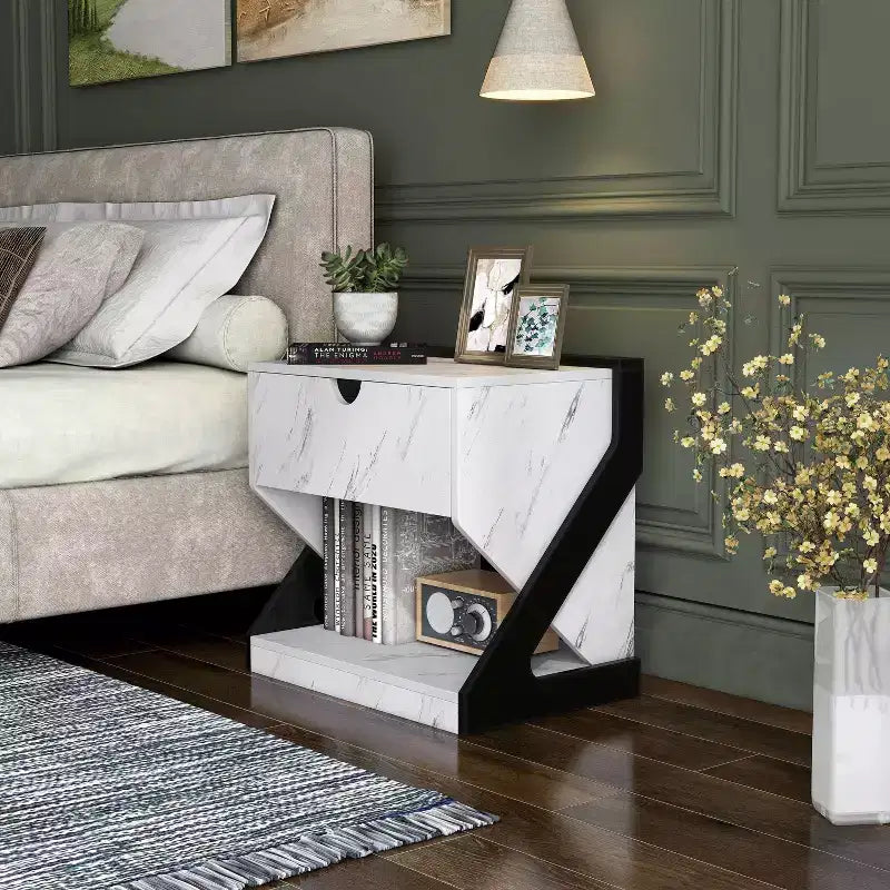 Comodino Galahad moderno in similmarmo bianco con cassetto - miBasics: Struttura in MDF, Ripiano a giorno, Finitura liscia, Capacità 22,6 kg