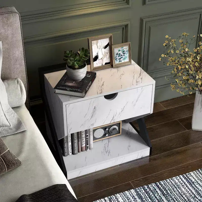 Comodino Galahad moderno in similmarmo bianco con cassetto - miBasics: Struttura in MDF, Ripiano a giorno, Finitura liscia, Capacità 22,6 kg