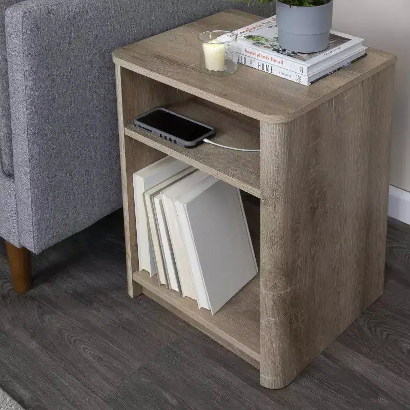 Comodino Storied Home Radius, scomparto portaoggetti quadrato, Quercia Costiera: Stile moderno da fattoria, resistente ai graffi, fessura per la ricarica dei dispositivi
