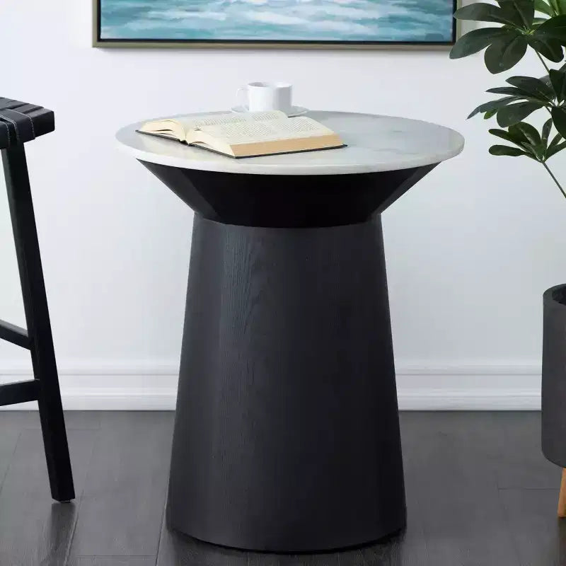 Tavolino d'appoggio geometrico in marmo Olivia & May con base in legno nero, bianco: piedistallo alto 79 cm