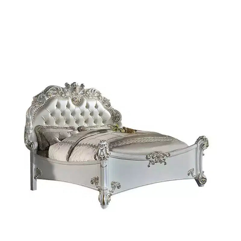 Letto Queen Size 94" Vendome in Similpelle, Dettagli in Legno Intagliato - Acme Furniture