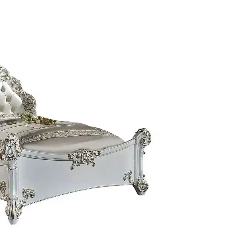 Letto Queen Size 94" Vendome in Similpelle, Dettagli in Legno Intagliato - Acme Furniture
