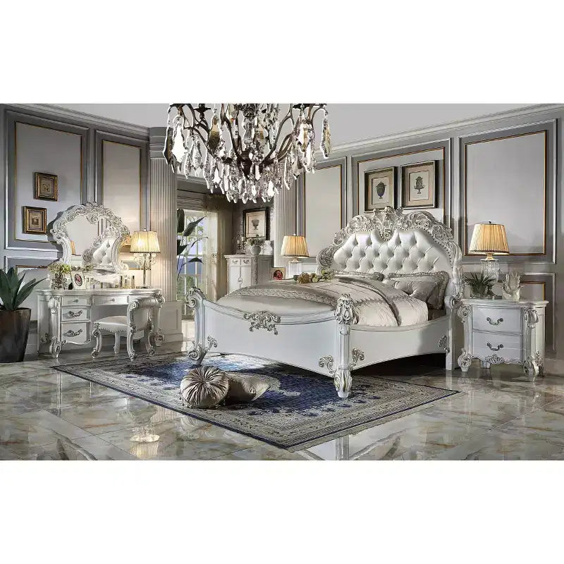 Letto Queen Size 94" Vendome in Similpelle, Dettagli in Legno Intagliato - Acme Furniture