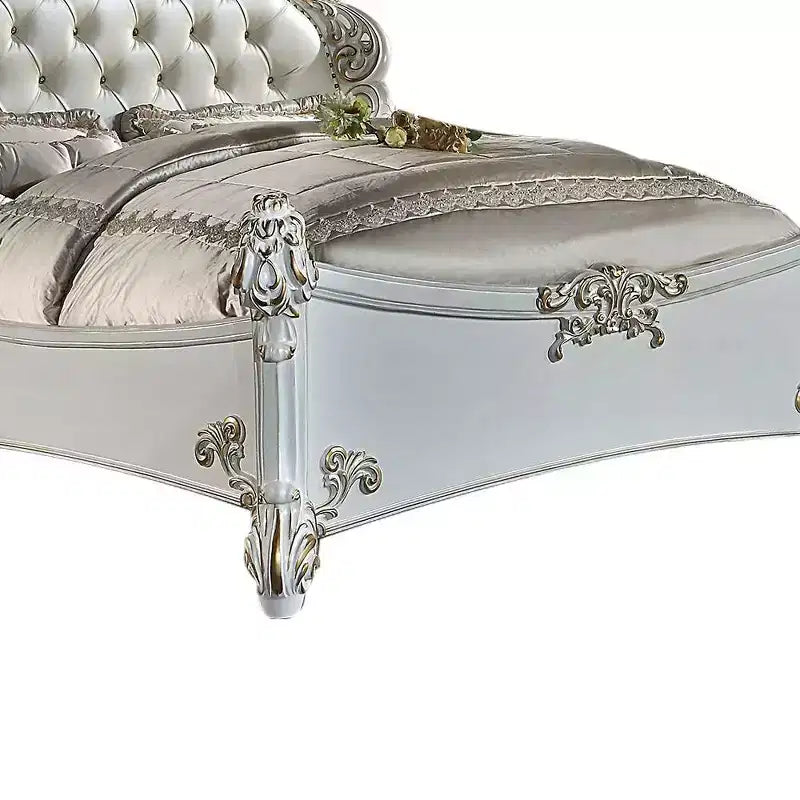 Letto Queen Size 94" Vendome in Similpelle, Dettagli in Legno Intagliato - Acme Furniture