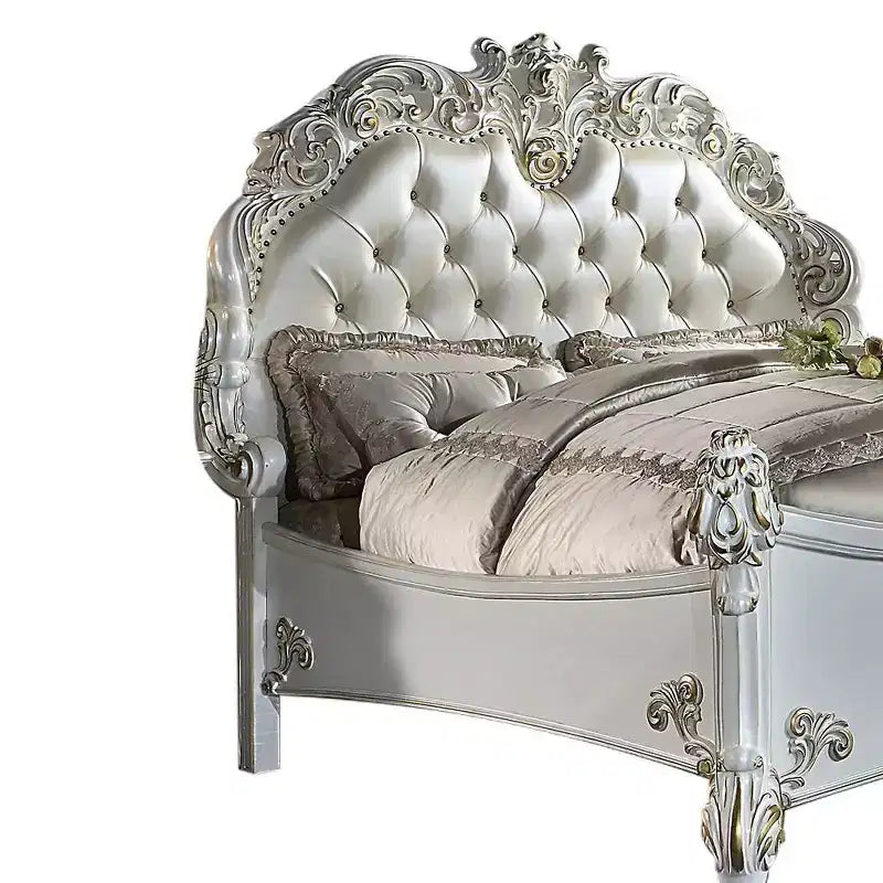 Letto Queen Size 94" Vendome in Similpelle, Dettagli in Legno Intagliato - Acme Furniture