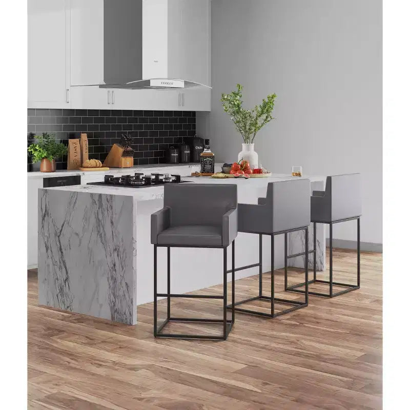 Sgabello da bar imbottito in ecopelle crema/grigio con braccioli, altezza fissa, 1 posto