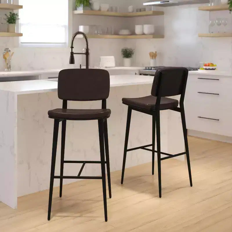 Sgabelli Flash Furniture Kenzie di Grado Commerciale a Schienale Medio - Rivestimento in LeatherSoft - Telaio in Ferro con Poggiapiedi Integrato - Set da 2