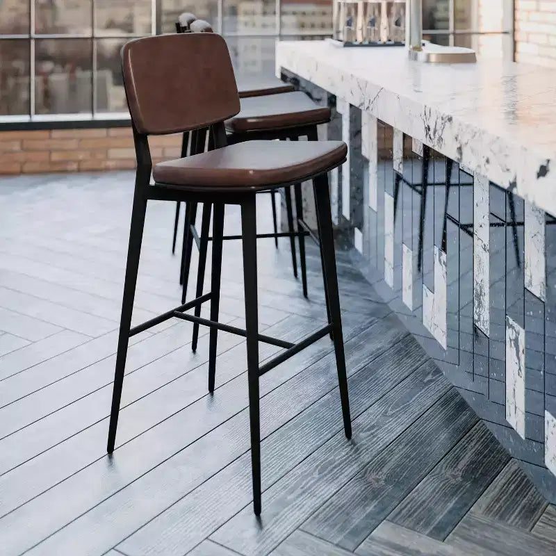 Sgabelli Flash Furniture Kenzie di Grado Commerciale a Schienale Medio - Rivestimento in LeatherSoft - Telaio in Ferro con Poggiapiedi Integrato - Set da 2