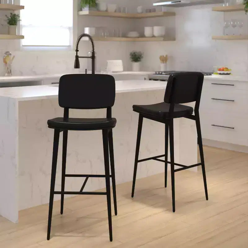 Sgabelli Flash Furniture Kenzie di Grado Commerciale a Schienale Medio - Rivestimento in LeatherSoft - Telaio in Ferro con Poggiapiedi Integrato - Set da 2