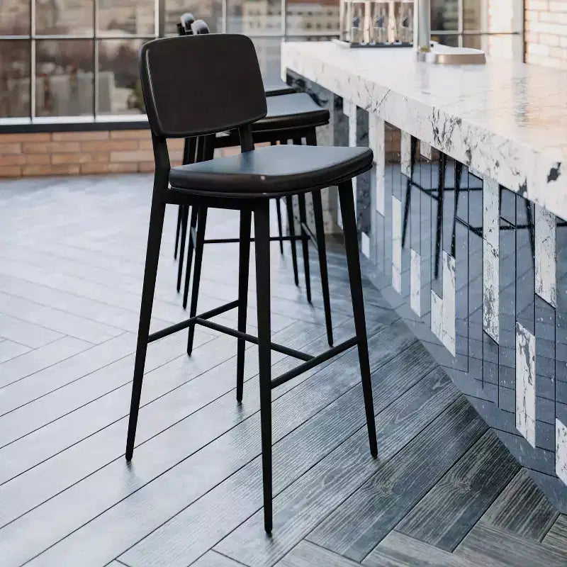 Sgabelli Flash Furniture Kenzie di Grado Commerciale a Schienale Medio - Rivestimento in LeatherSoft - Telaio in Ferro con Poggiapiedi Integrato - Set da 2