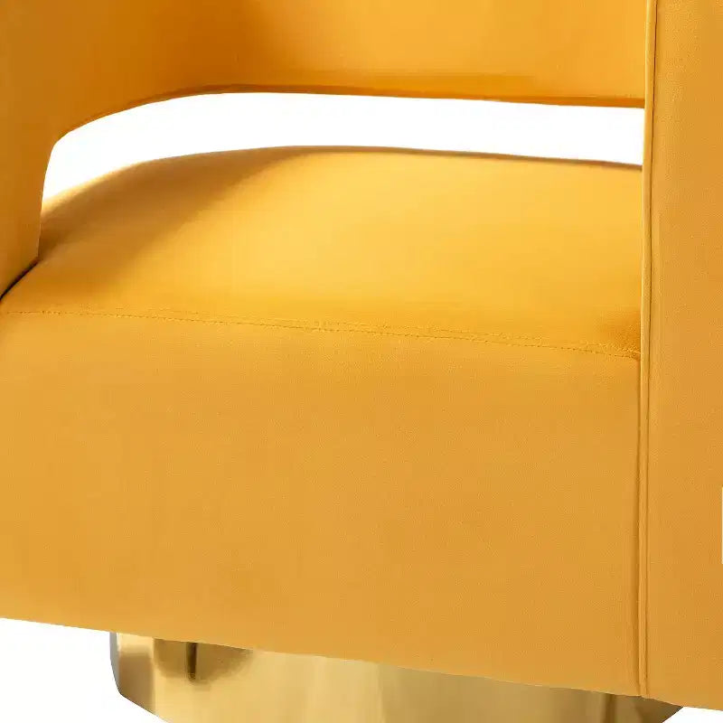 Poltrona girevole a botte in velluto Edise per soggiorno con base in metallo | Karat Home