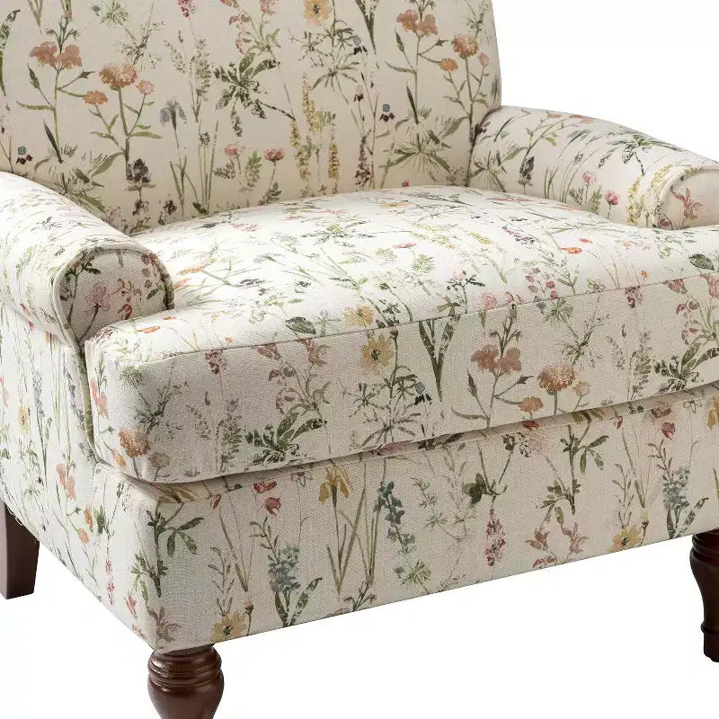 Poltrona da salotto comoda Dani con gambe in legno massello | KARAT HOME