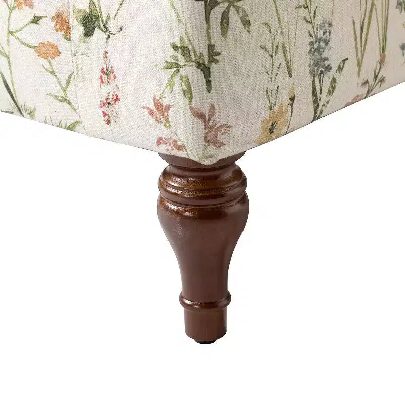 Poltrona da salotto comoda Dani con gambe in legno massello | KARAT HOME