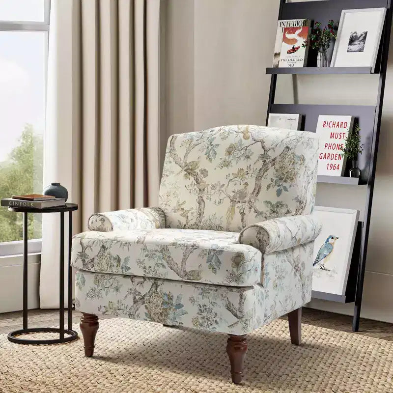 Poltrona da salotto comoda Dani con gambe in legno massello | KARAT HOME