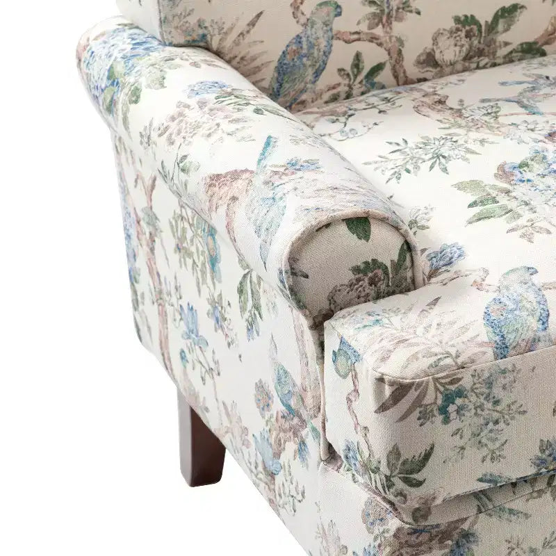Poltrona da salotto comoda Dani con gambe in legno massello | KARAT HOME