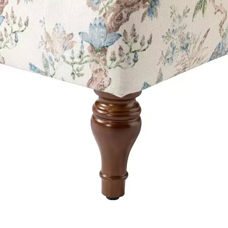 Poltrona da salotto comoda Dani con gambe in legno massello | KARAT HOME