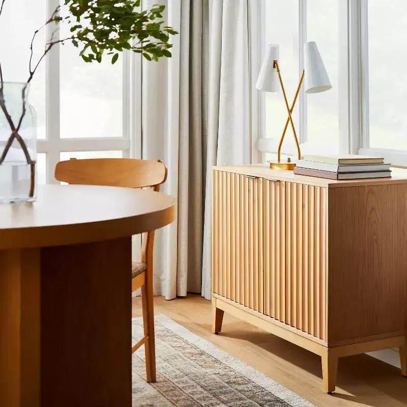 Credenza a due ante marrone "Thousand Oaks Wood Scalloped" - Threshold designed with Studio McGee