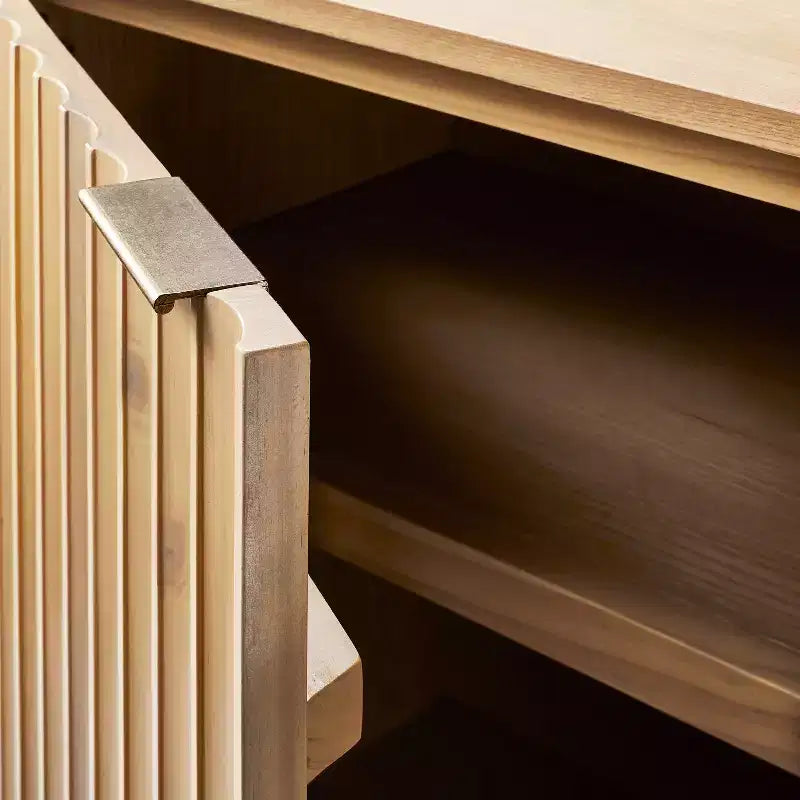 Credenza a due ante marrone "Thousand Oaks Wood Scalloped" - Threshold designed with Studio McGee