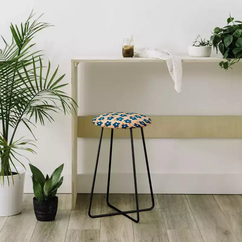 Sgabello da bar ad altezza bancone "Wonky Spring Flowers" di Maritza Lisa - Deny Designs