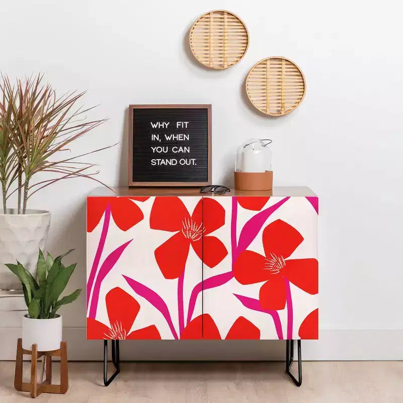 Credenza con fantasia floreale rossa e rosa Maritza Lisa - Deny Designs
