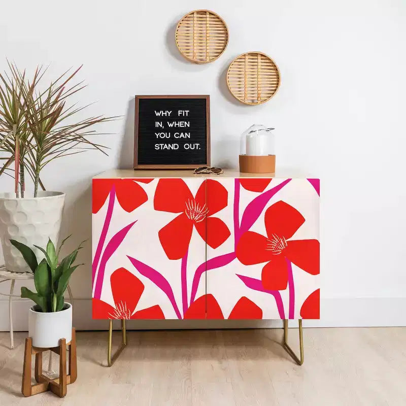 Credenza con fantasia floreale rossa e rosa Maritza Lisa - Deny Designs