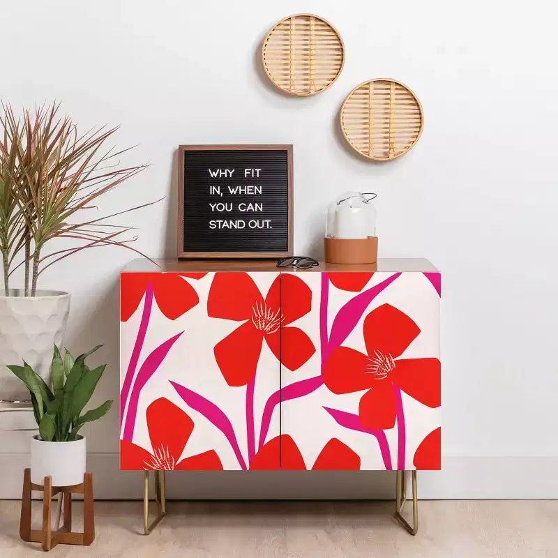 Credenza con fantasia floreale rossa e rosa Maritza Lisa - Deny Designs