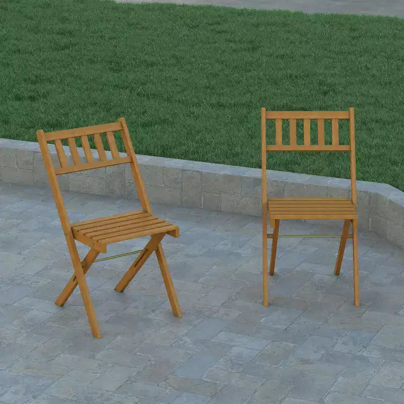 Set di 2 sedie pieghevoli da bistrot Emma and Oliver in legno di acacia, tutte naturali, resistenti alle intemperie, con finitura naturale e strato protettivo di olio di teak