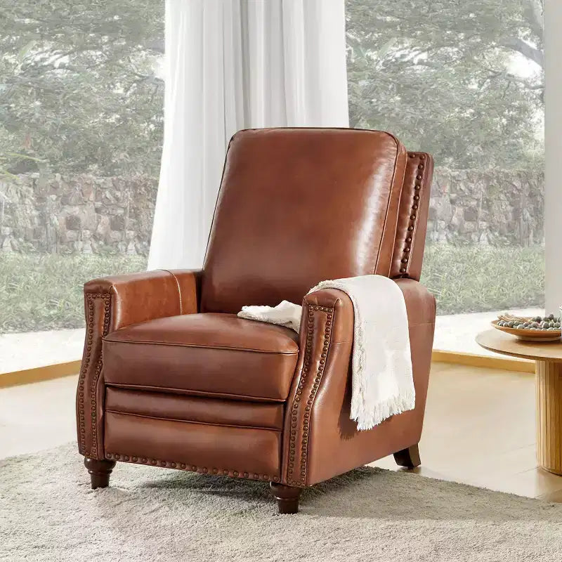 Poltrona reclinabile Theresa in vera pelle, stile transitorio, con borchie, per soggiorno e camera da letto | ART OF LIVING DESIGNS