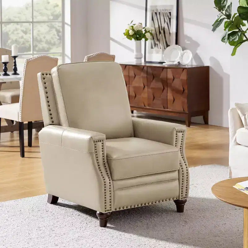 Poltrona reclinabile Theresa in vera pelle, stile transitorio, con borchie, per soggiorno e camera da letto | ART OF LIVING DESIGNS