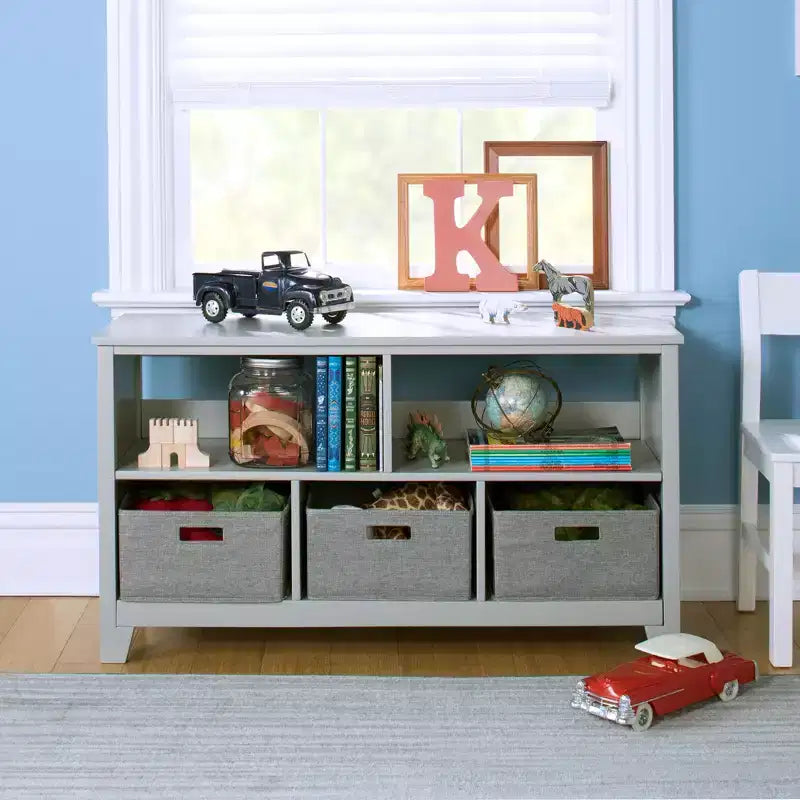 Libreria bassa per bambini Martha Stewart: libreria per bambini in legno da 60 cm, organizer per libri e giocattoli con contenitori in tessuto