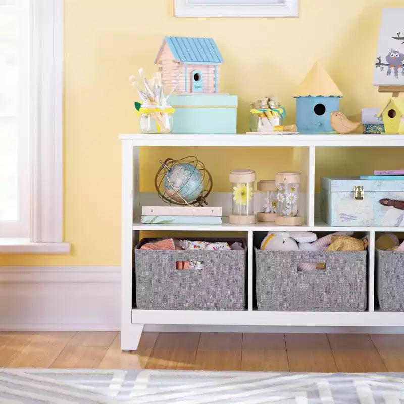 Libreria bassa per bambini Martha Stewart: libreria per bambini in legno da 60 cm, organizer per libri e giocattoli con contenitori in tessuto