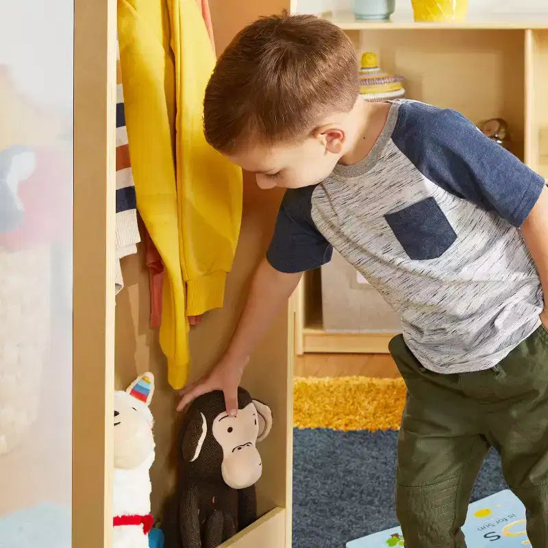 Guidecraft Centro di stoccaggio girevole per vestiti per bambini: stendino, organizzatore per armadietto per sala giochi e camera da letto con specchi e ripiani