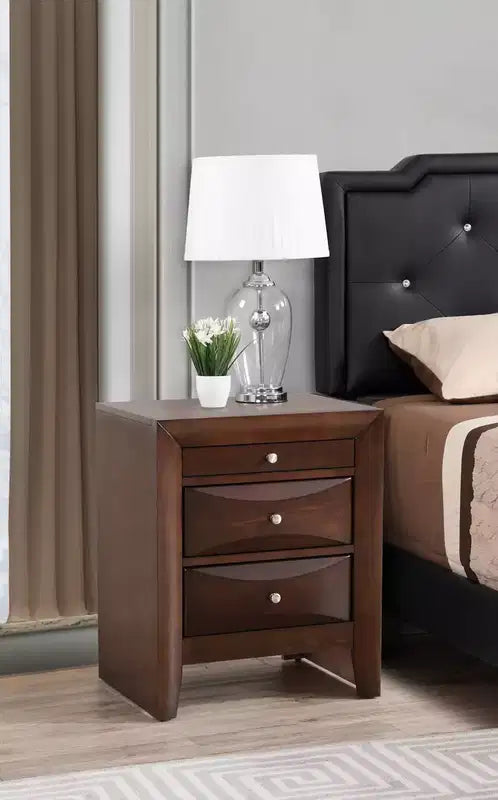 Comodino Marilla a 3 cassetti di Passion Furniture (71 cm A x 58 cm L x 43 cm P)