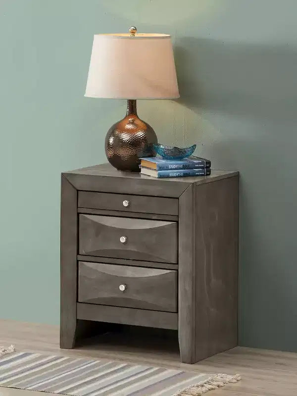 Comodino Marilla a 3 cassetti di Passion Furniture (71 cm A x 58 cm L x 43 cm P)