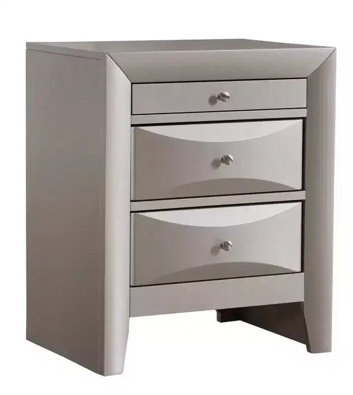 Comodino Marilla a 3 cassetti di Passion Furniture (71 cm A x 58 cm L x 43 cm P)
