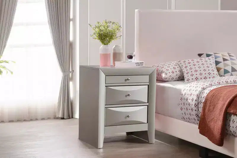 Comodino Marilla a 3 cassetti di Passion Furniture (71 cm A x 58 cm L x 43 cm P)