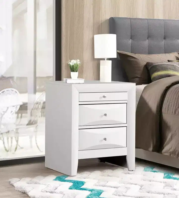 Comodino Marilla a 3 cassetti di Passion Furniture (71 cm A x 58 cm L x 43 cm P)