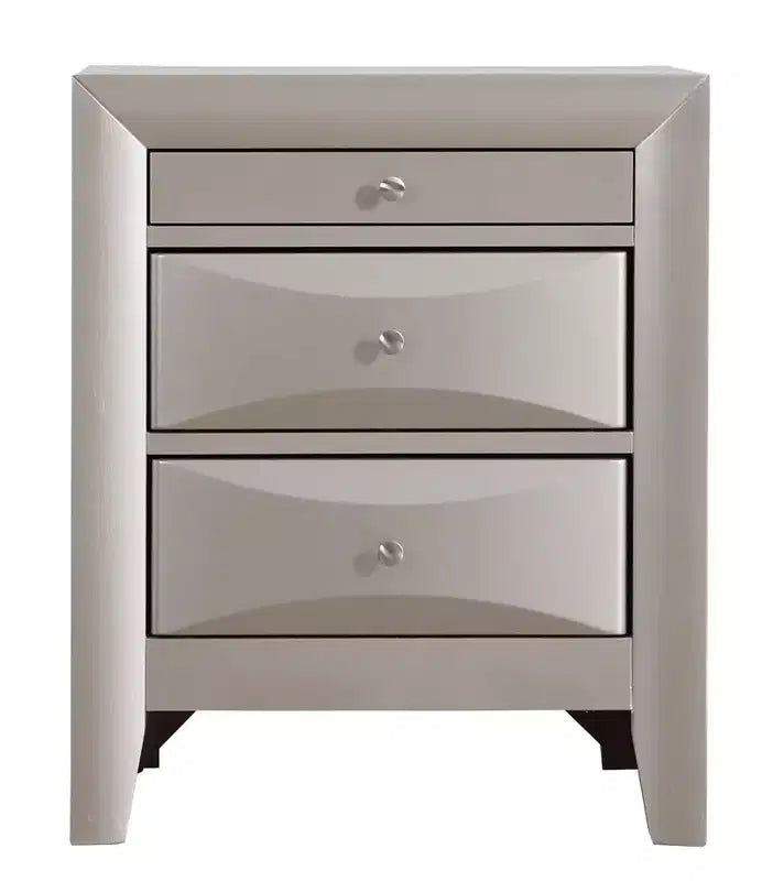 Comodino Marilla a 3 cassetti di Passion Furniture (71 cm A x 58 cm L x 43 cm P)
