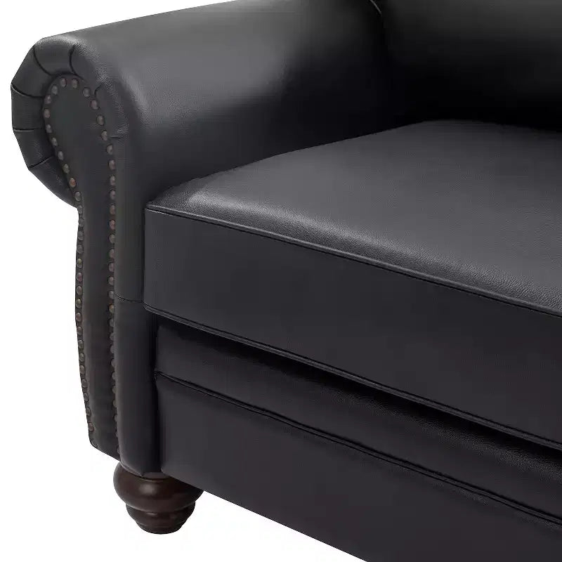 Divanetto Chesterfield Antonia largo 152 cm in vera pelle con finiture borchiate e braccioli arrotolati